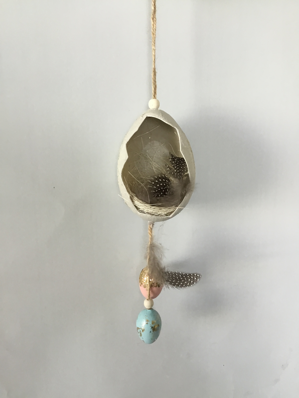 Egg shell hanger