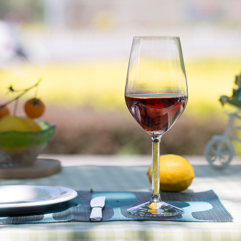 Handmade crystal wine glass with diamond stem