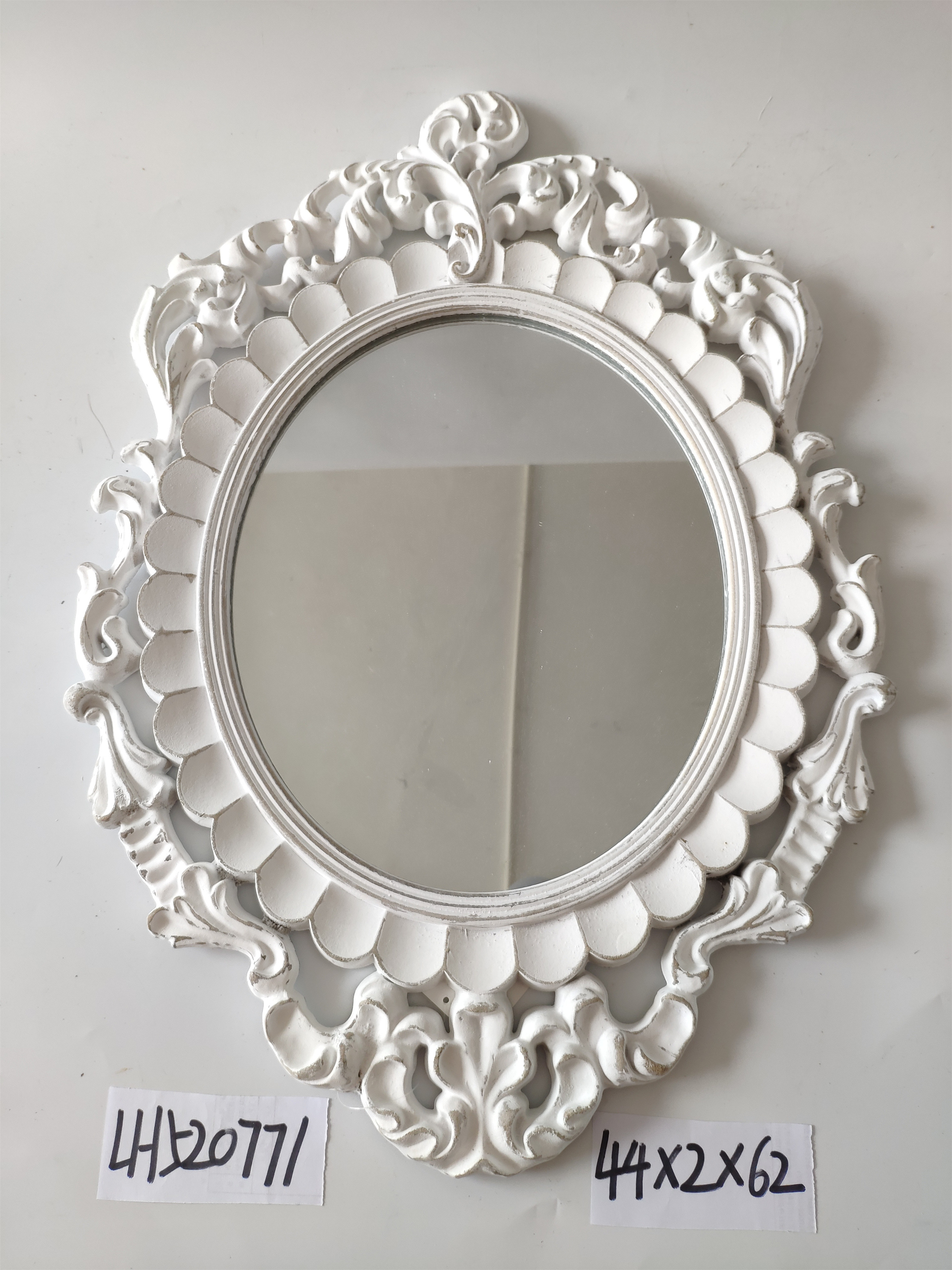 Antique laminated wall with white decorative pattern mirror