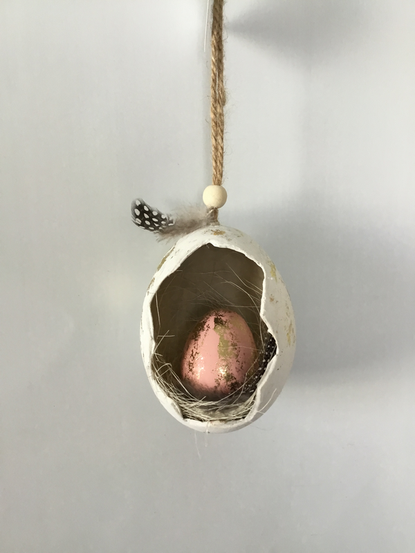 Egg shell hanger