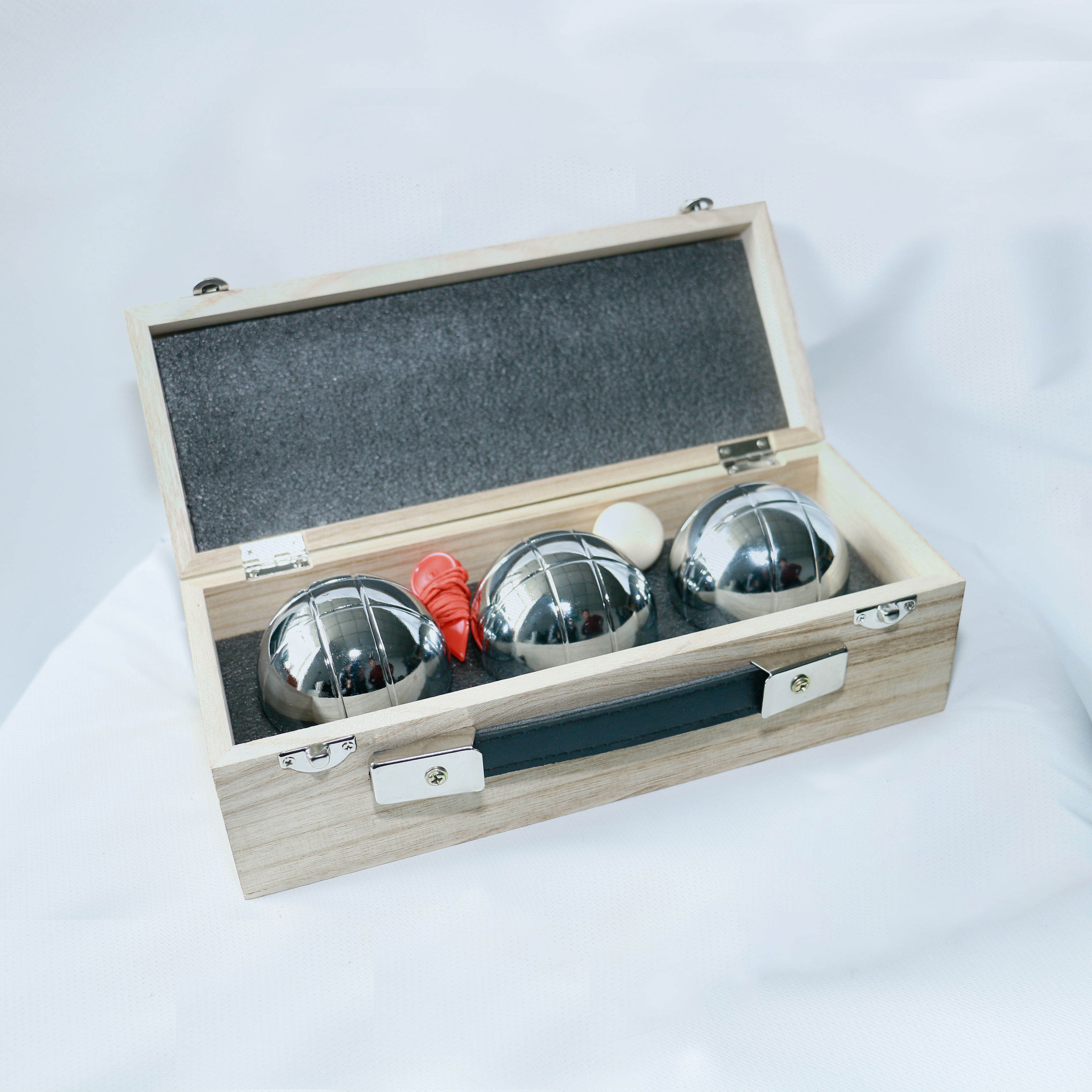 boule de petanque in black and silver