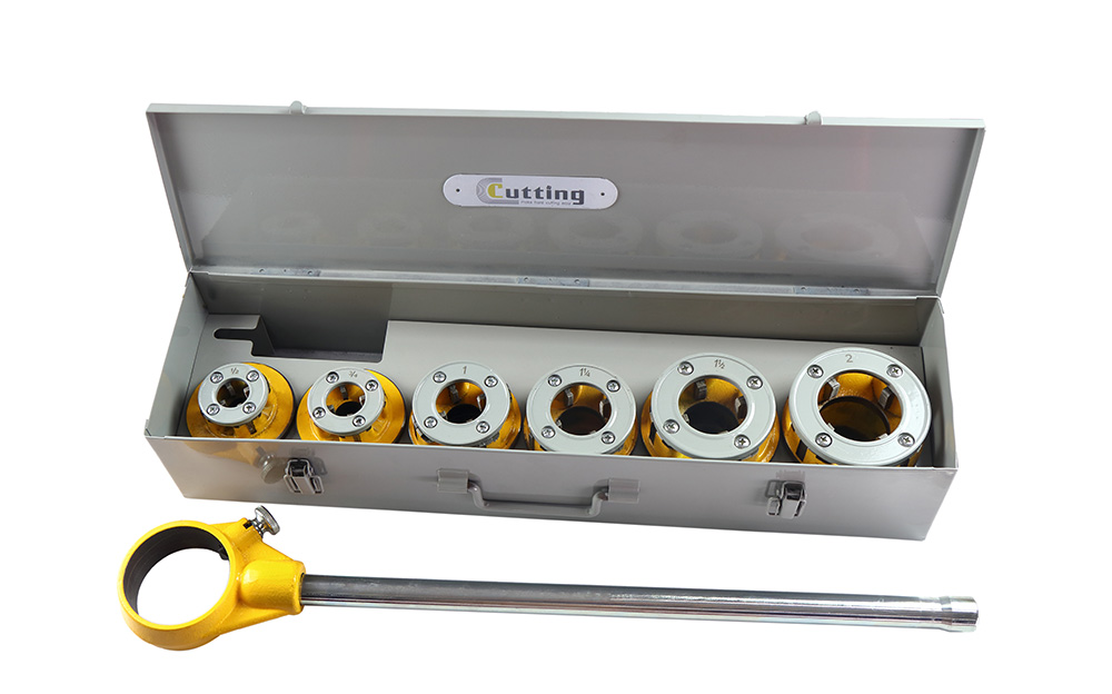 Manual ratchet pipe threader