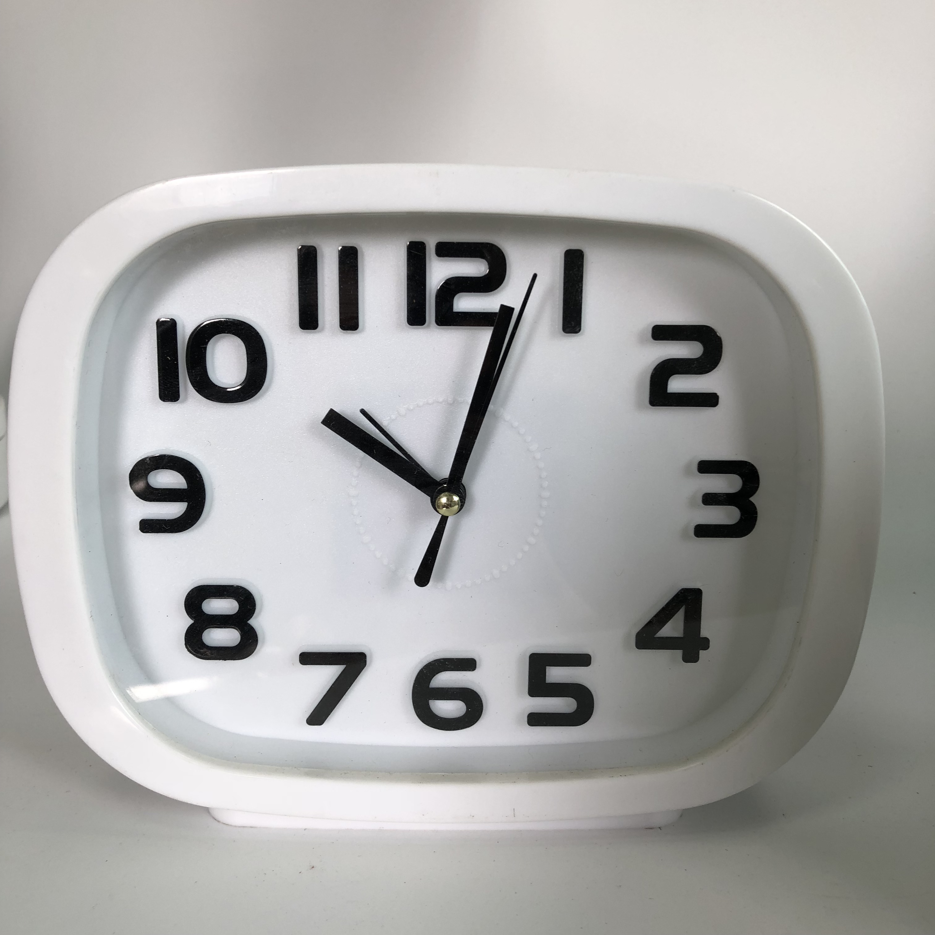 19.4CM Plastic square alarm clock with raised numbers