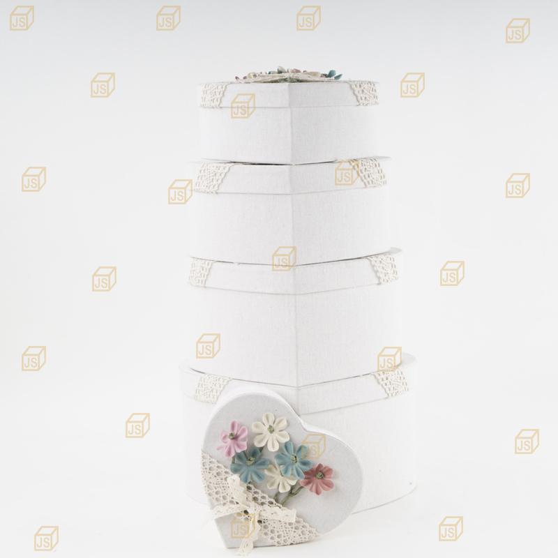 High-end customized wedding gift box. Heart-shaped gift box. Holiday gift flower box.