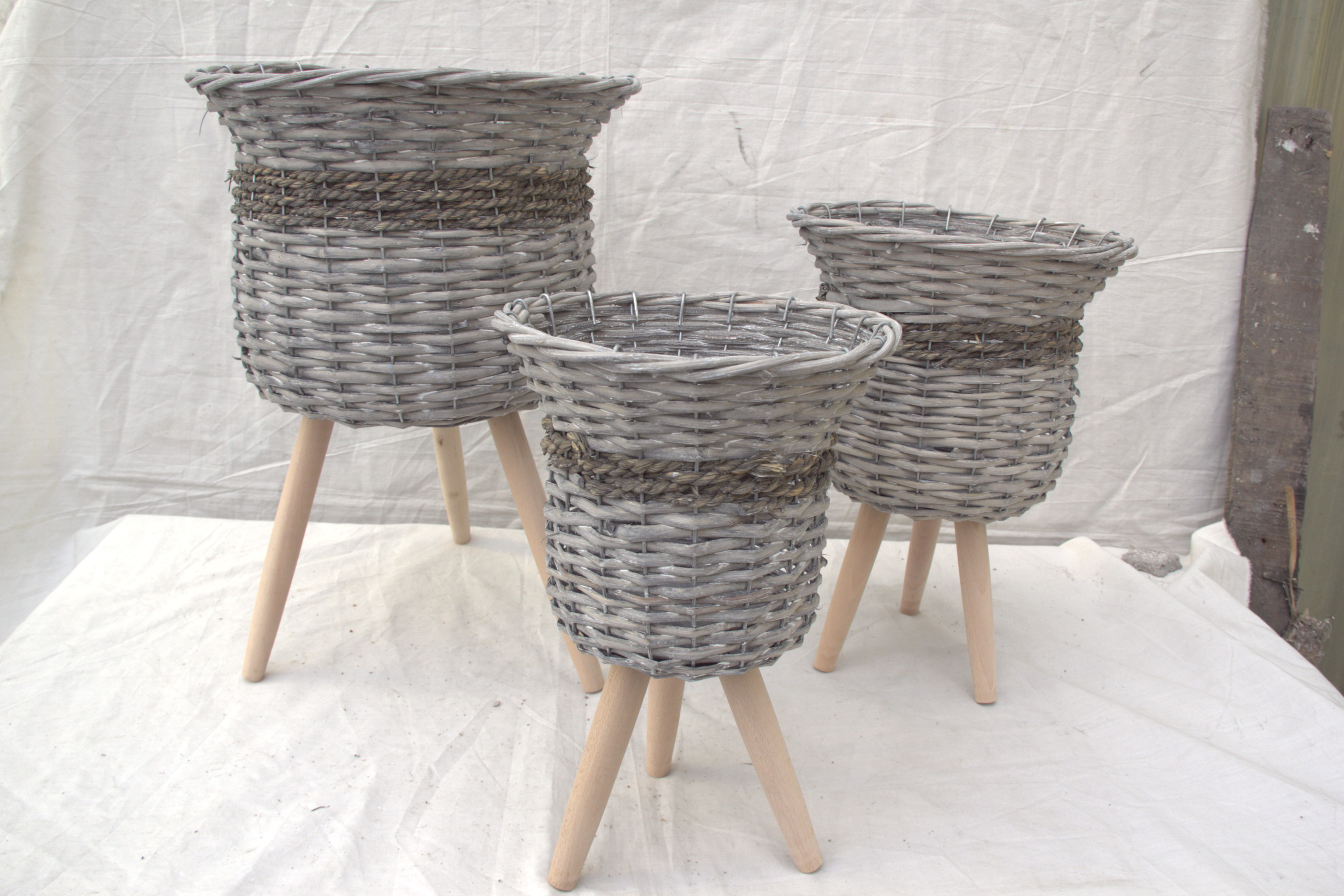 Wicker Pot Holder With Legs