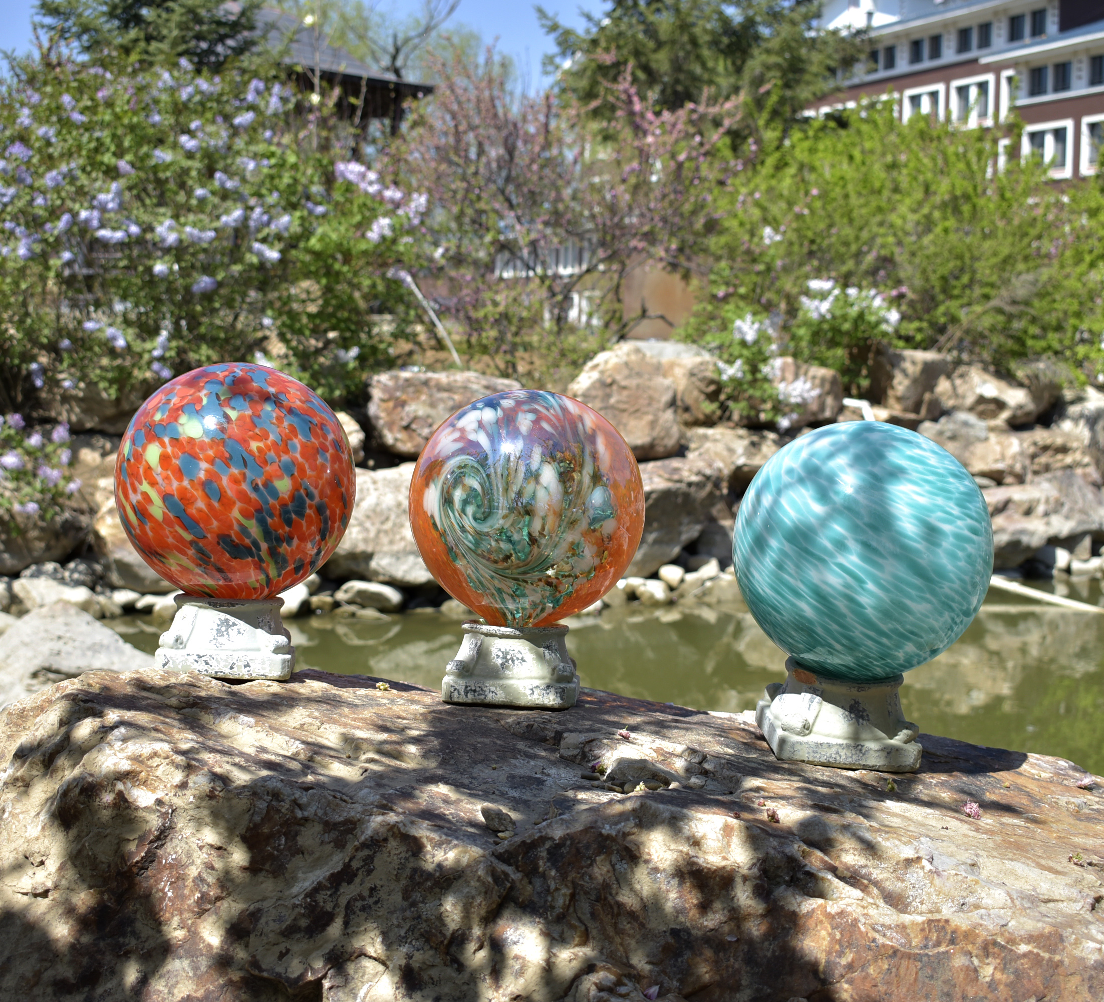 Glass Gazing Ball With Ceramics Stand