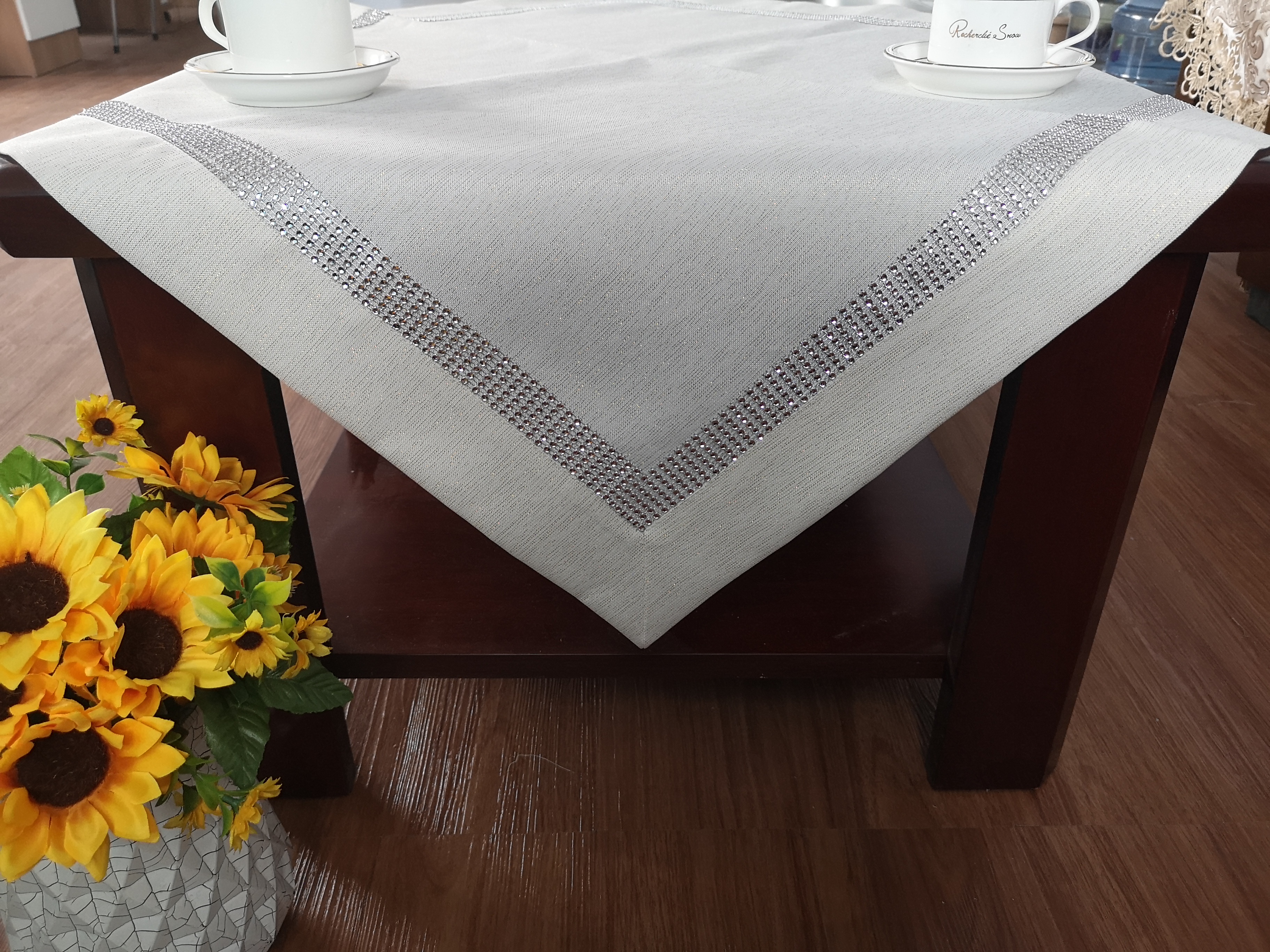 tablecloth with shiny fabric and sequins/manufacturer