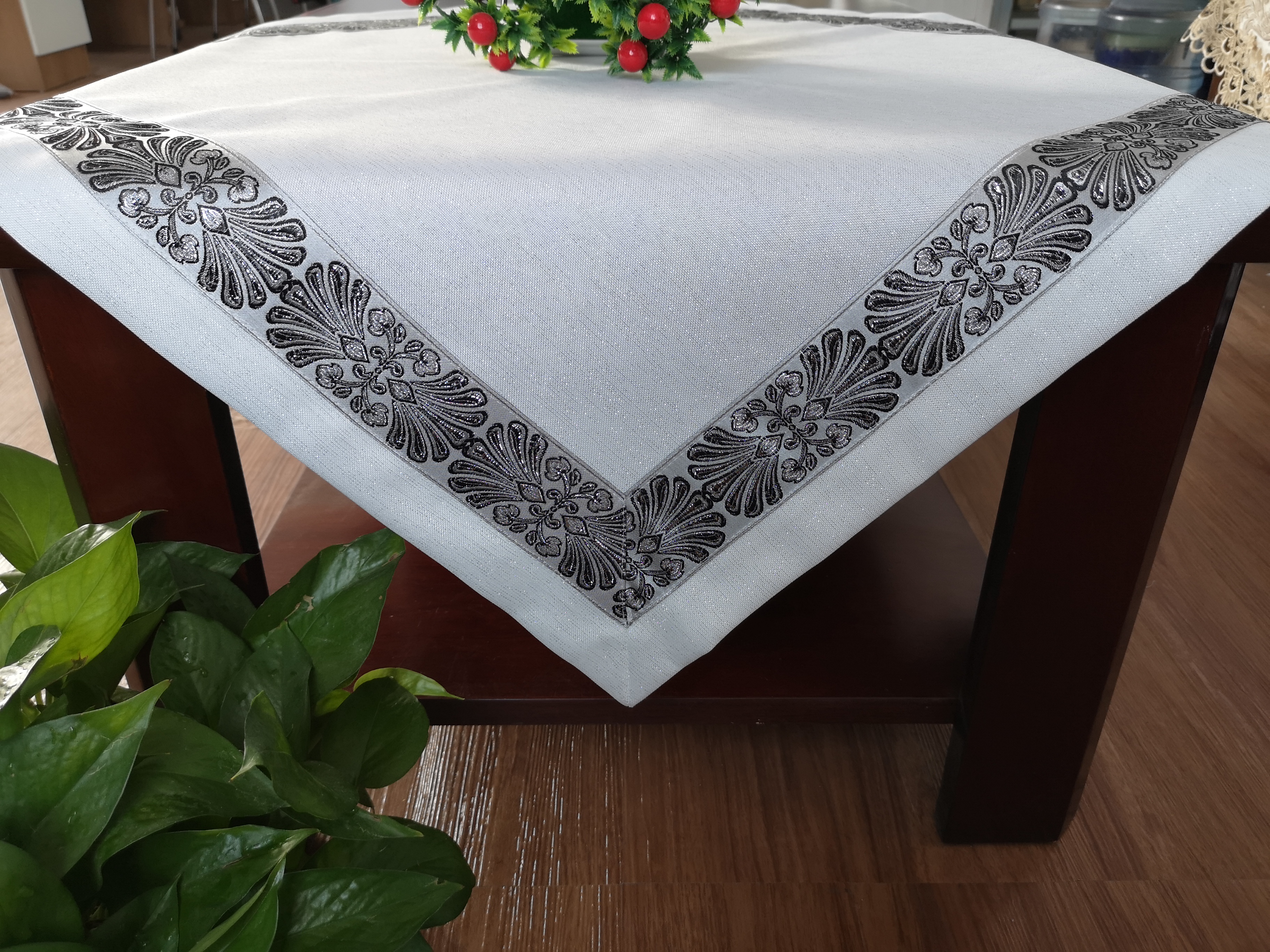 Hot sell table cover with shiny fabric/manufacturer