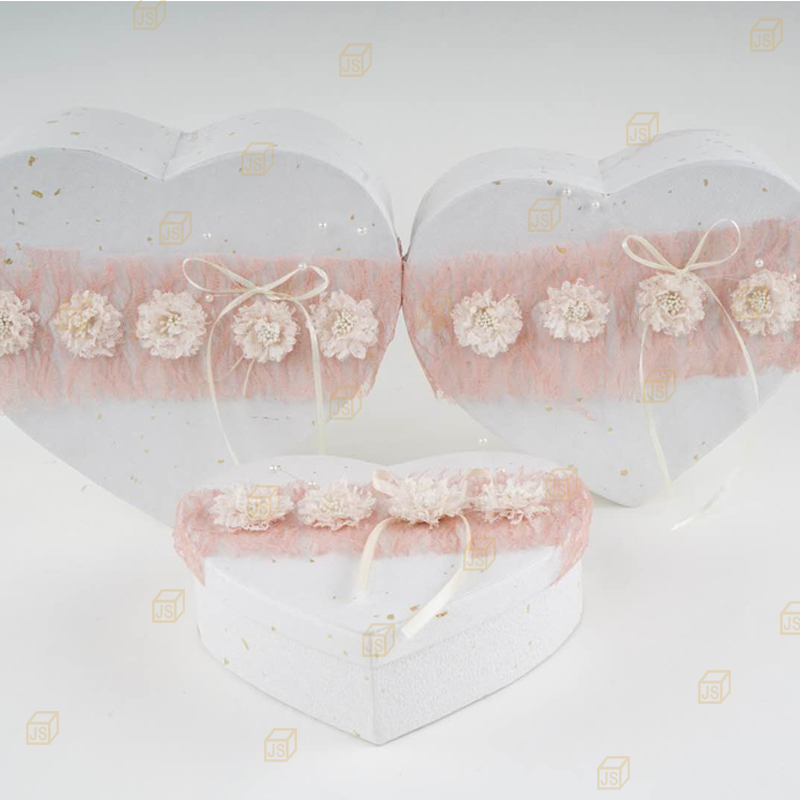 Wedding heart-shaped gift box customization.