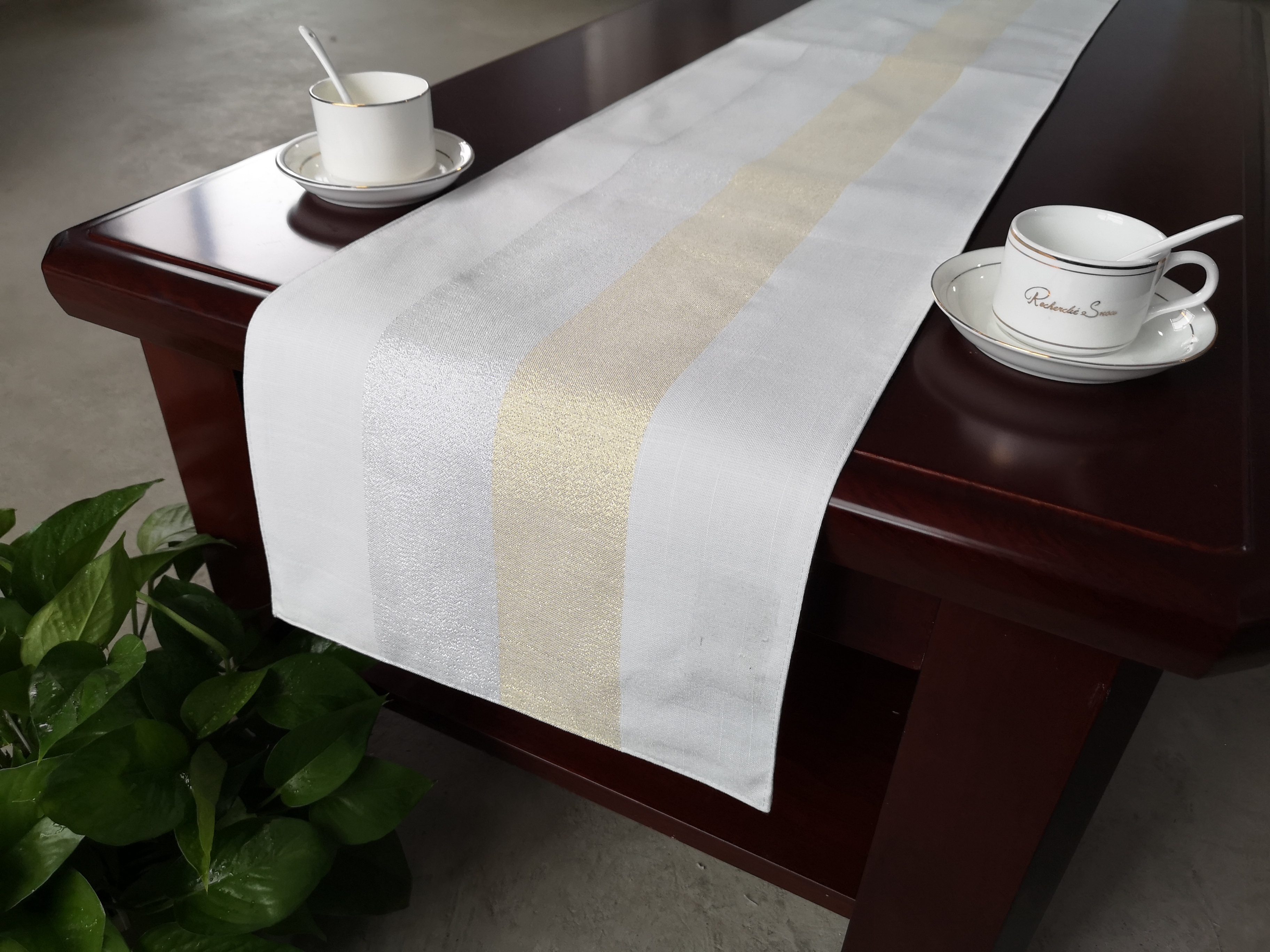 gold silver table runner/placemat from manufacturer