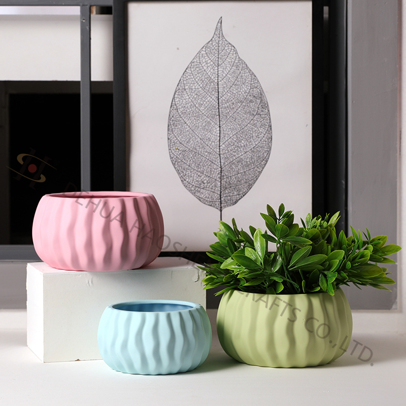Ceramic flower pot