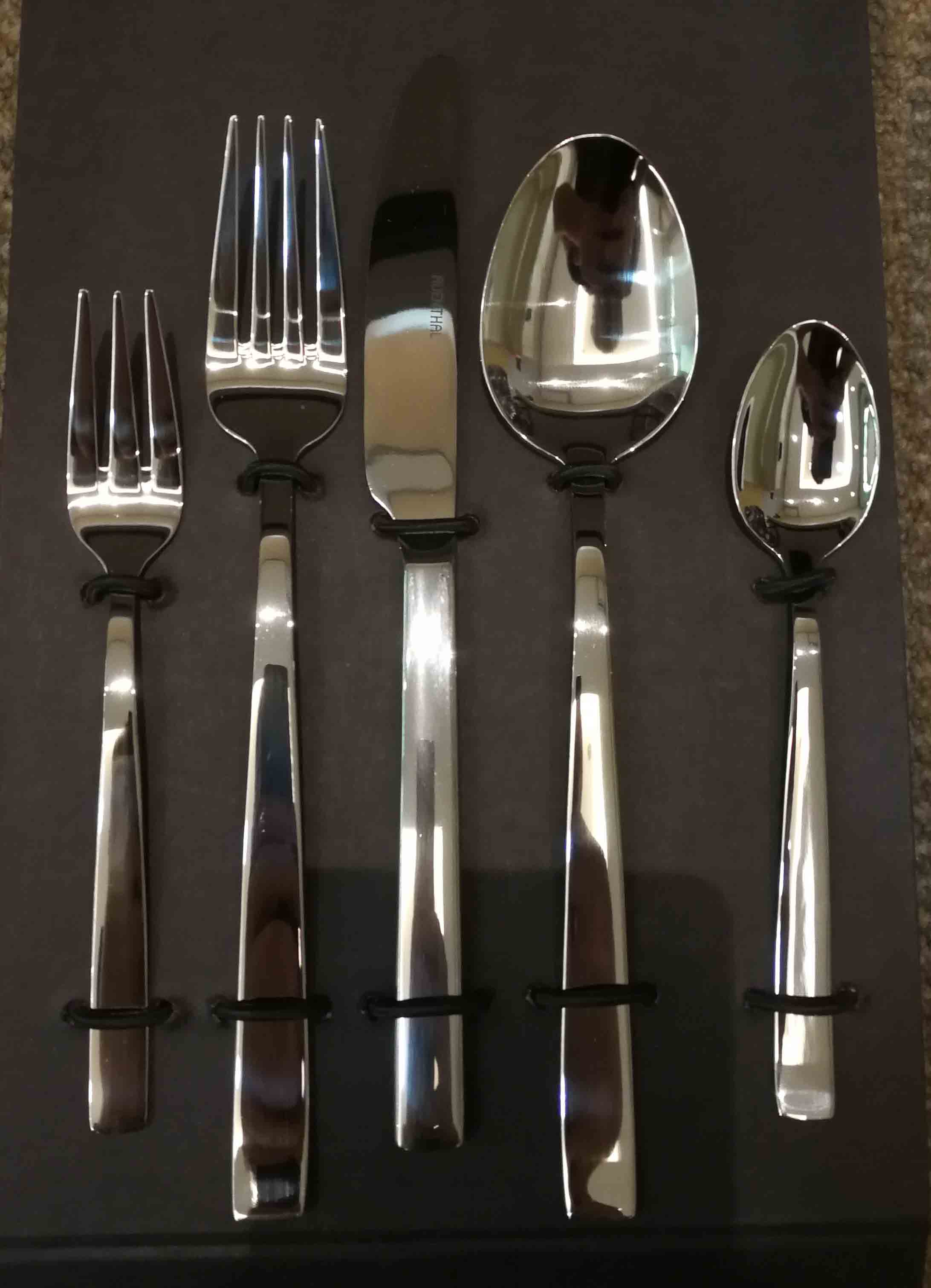 Stainless steel cutlery set