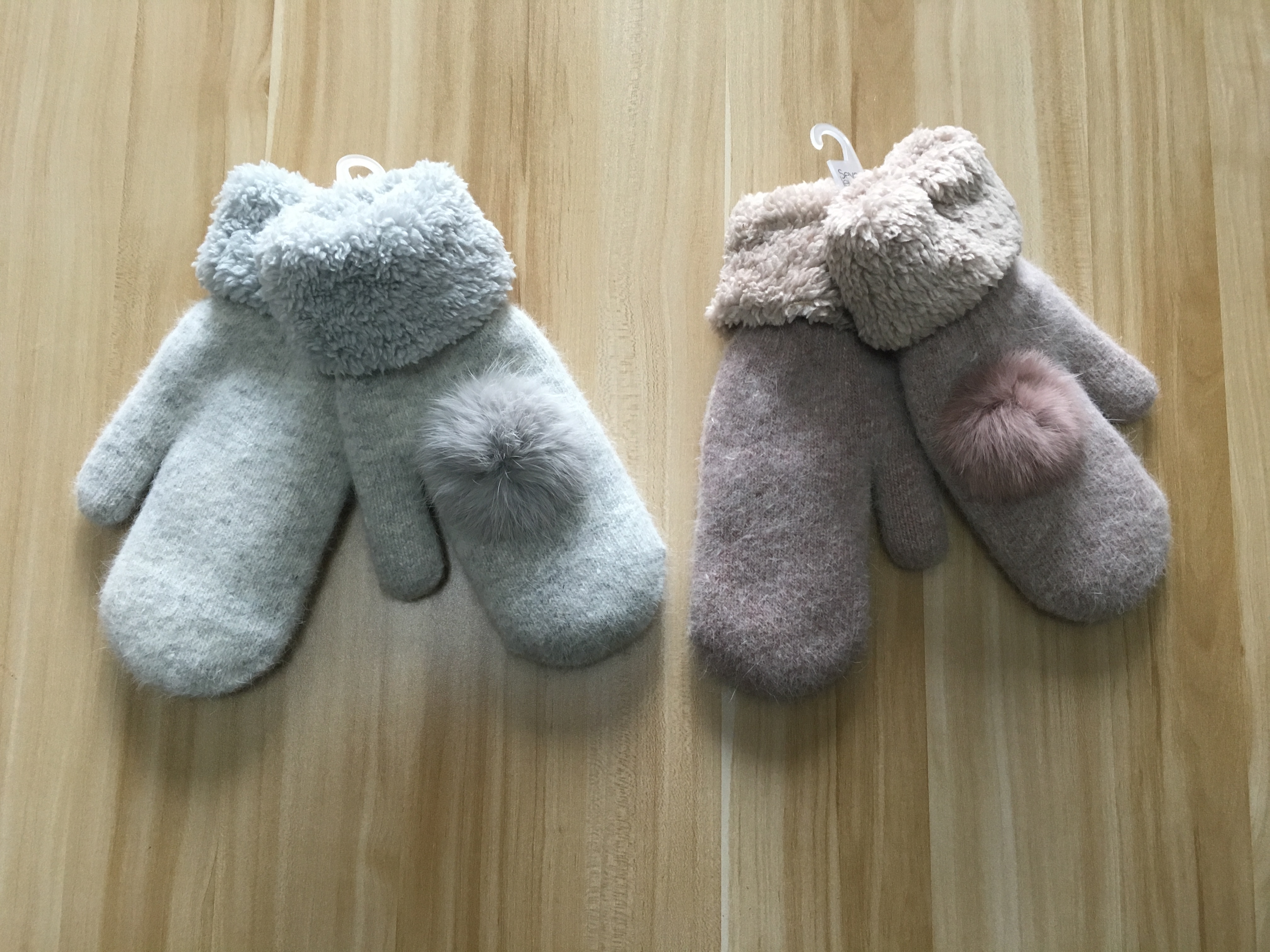 Knitted gloves