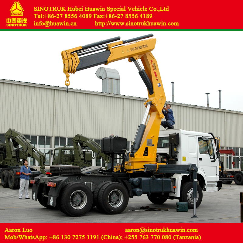 SINOTRUK HOWO 6X4 Tractor truck with crane mounted