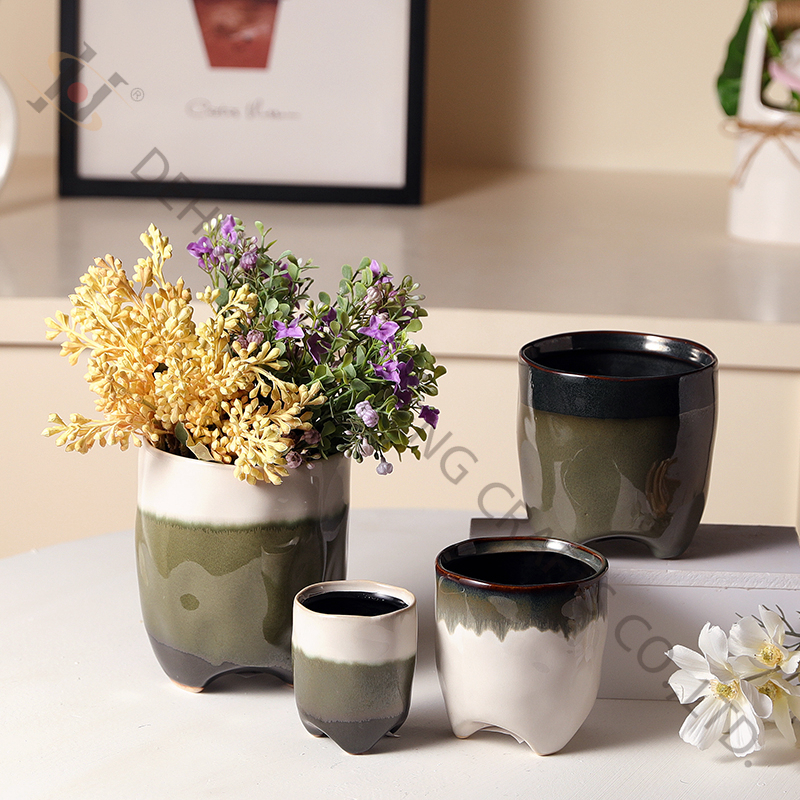 Stoneware flowerpot with feet and Reactive Glazing