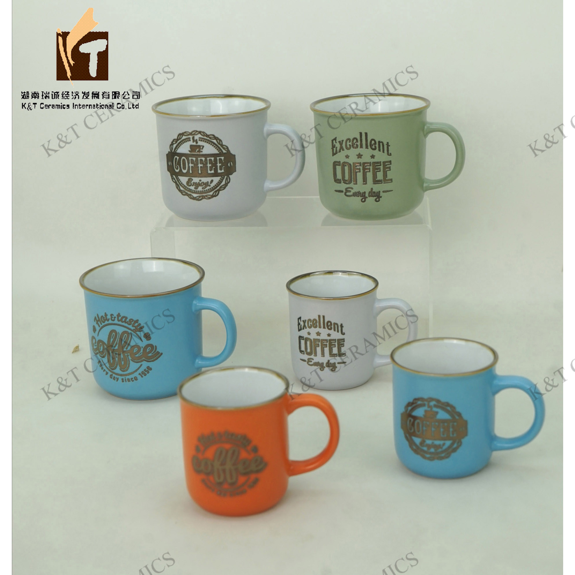 Stoneware mug with engraved golden pattern