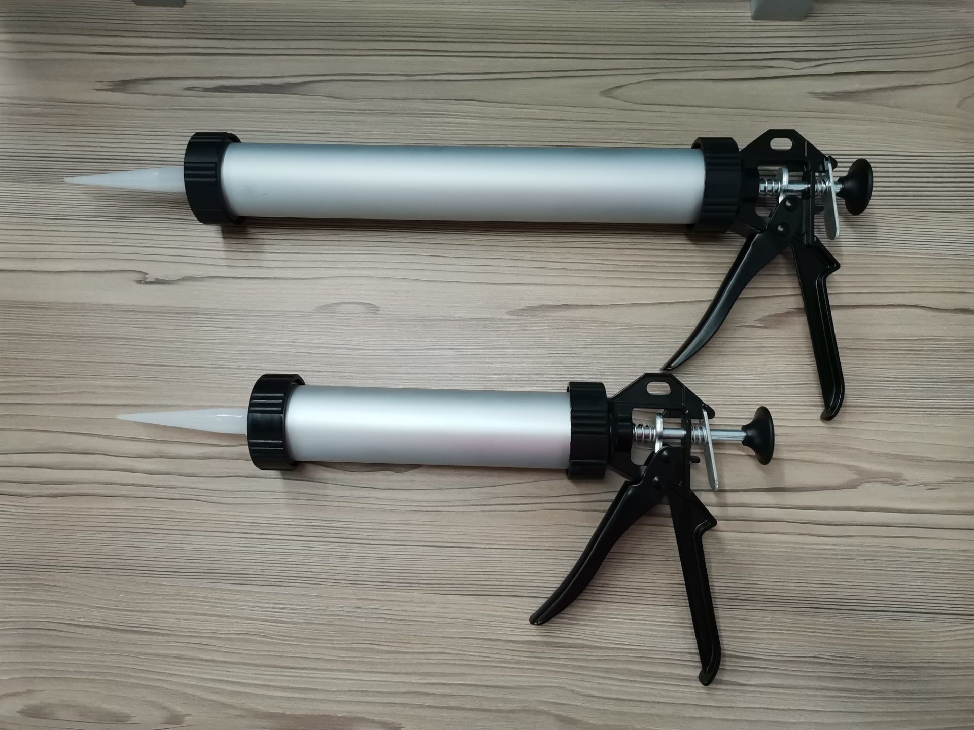 Aluminium hull caulking gun