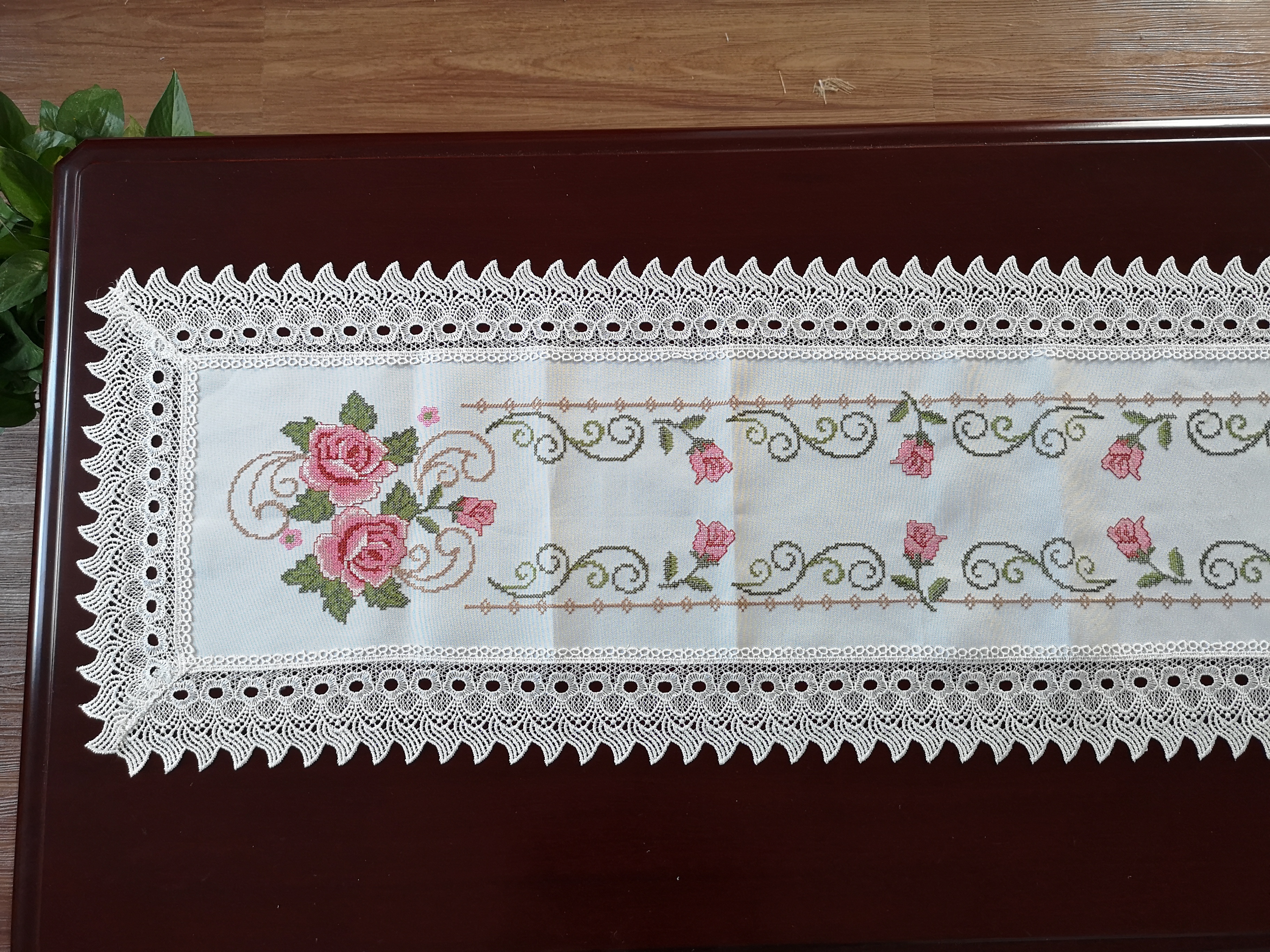 Cross embroidery table runner/lace table runner from factory