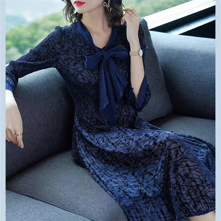 Knitted jacquard cloth