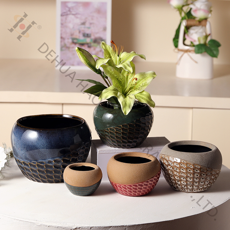 Porcelain flower pot with reactive glazing