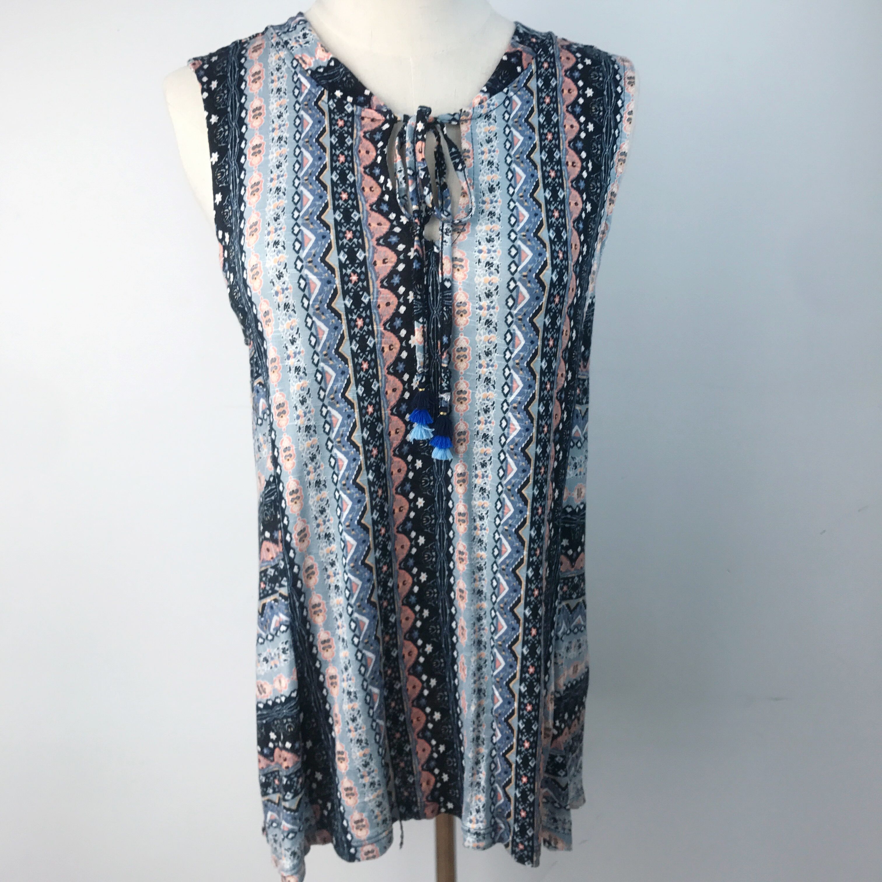 Ladies knitting print sleeveless top