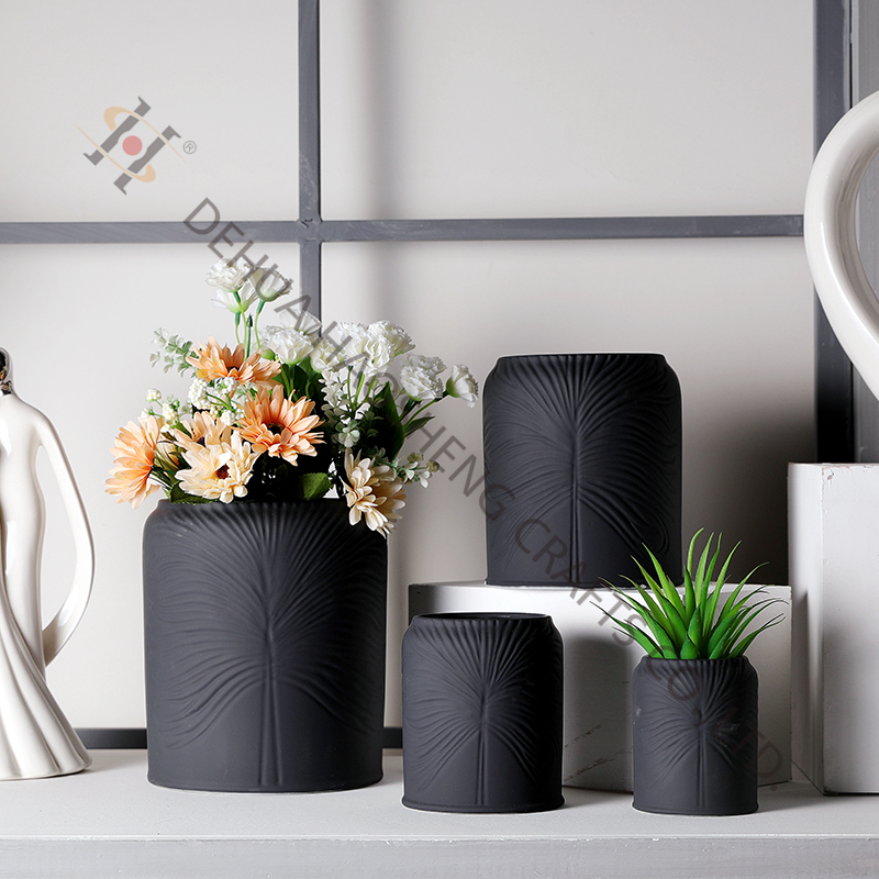 Ceramic planter with leaf pattern & Rubber finish