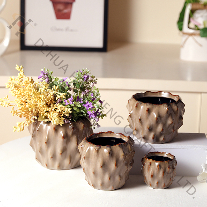Porcelain planter with fat belly & thorn pattern