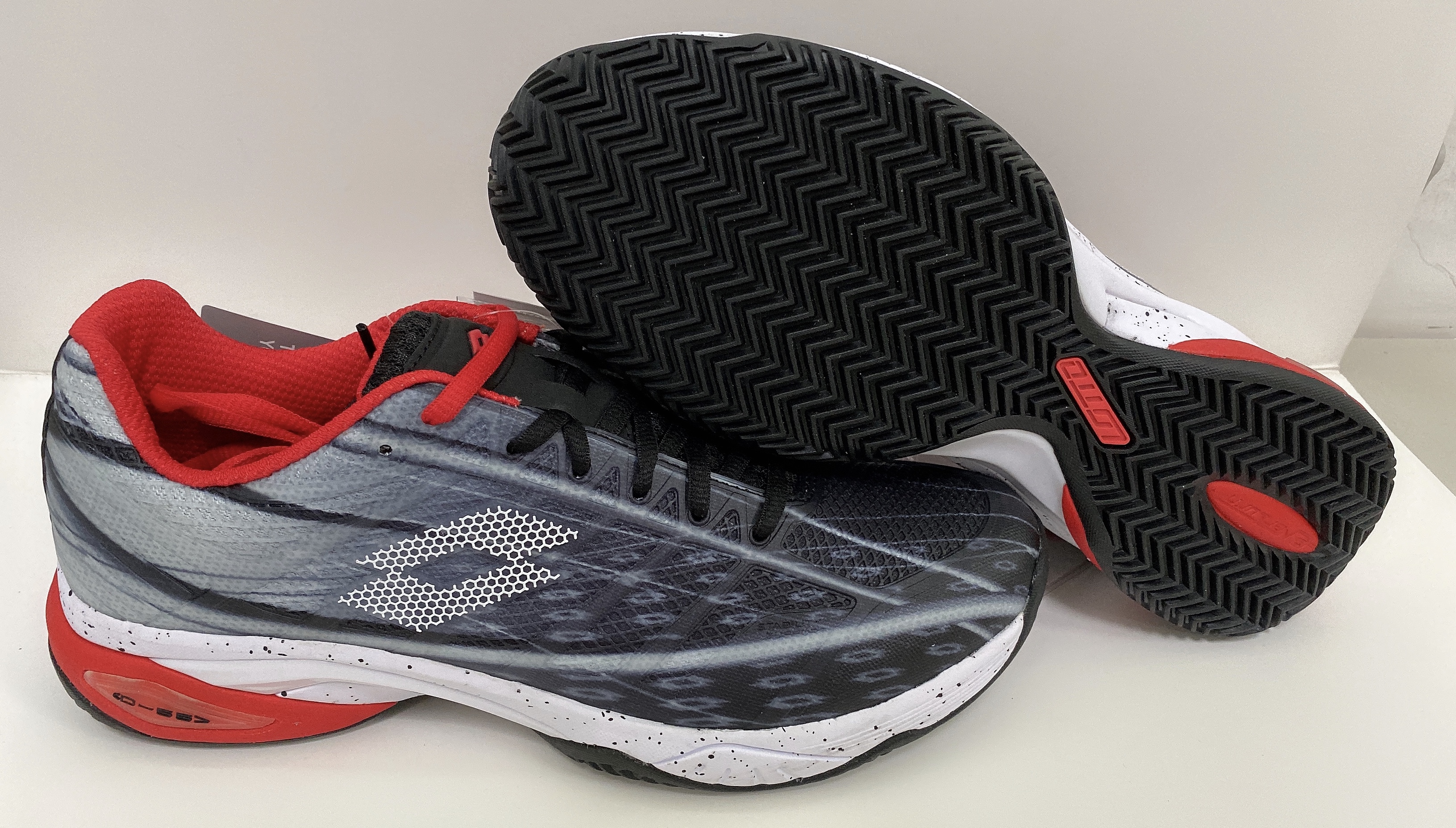 Tennis shoes