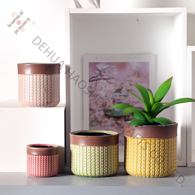 Porcelain flower pot with Wool pattern