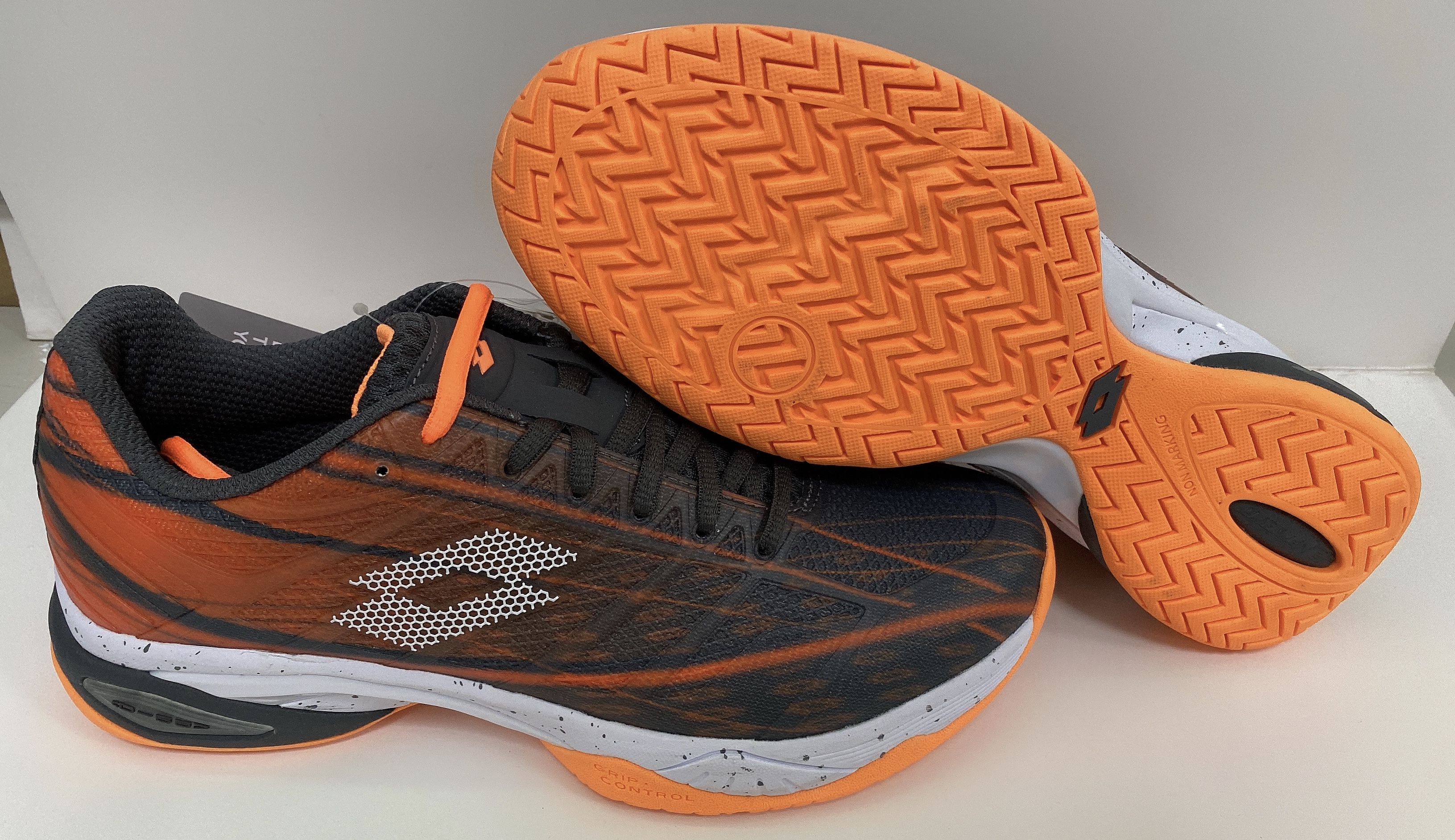 Tennis shoes