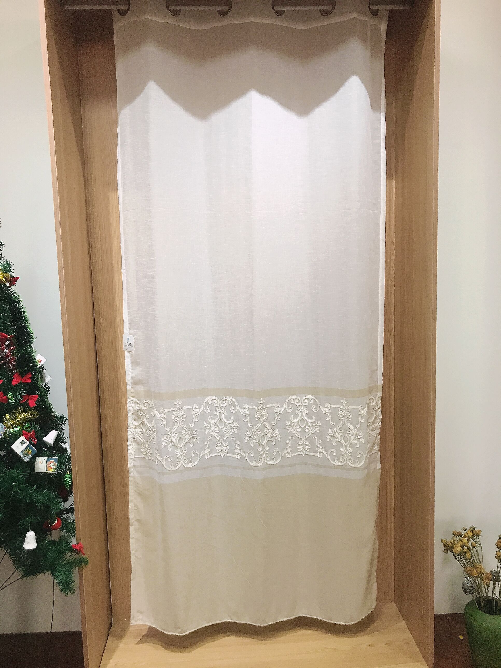 Curtain and curtain fabric
