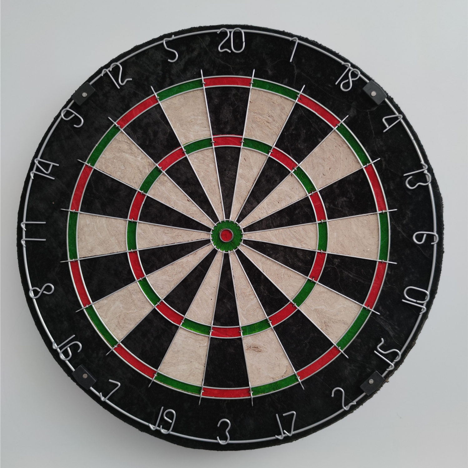 Round wire sisal dartboard