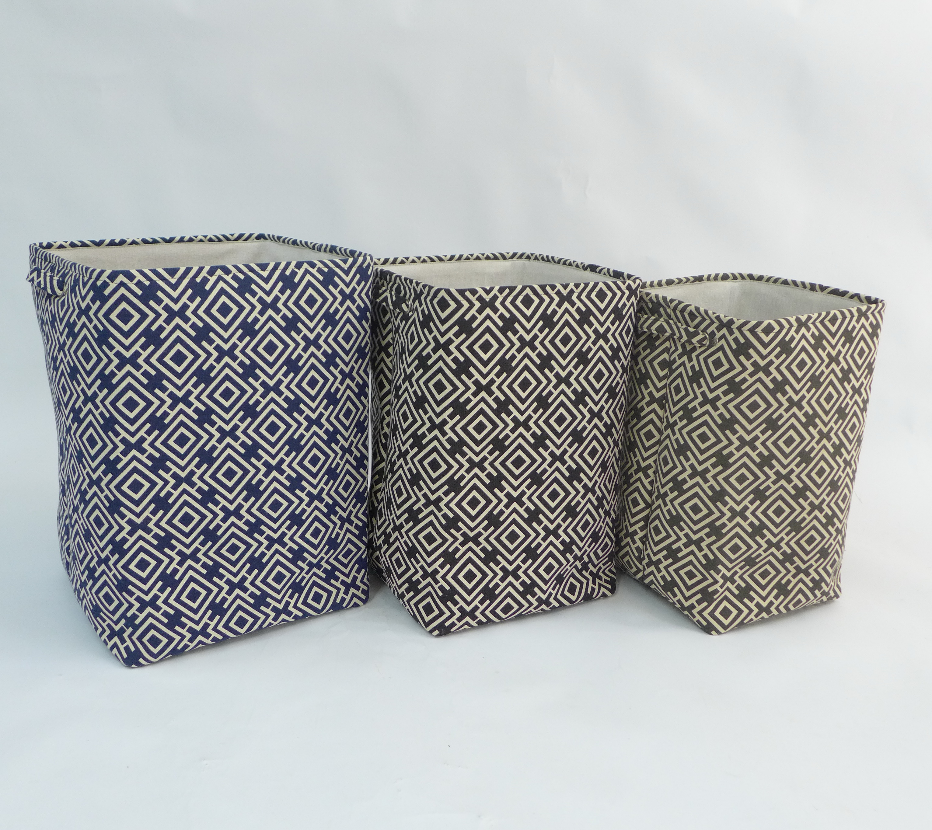 Laundry basket with handles