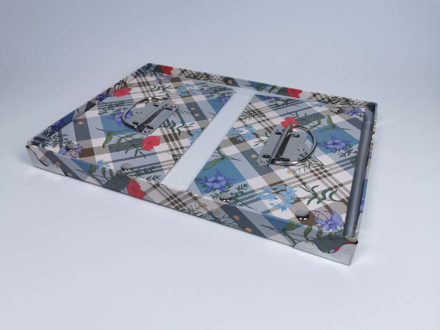 foldable boxes with metal corners and handles