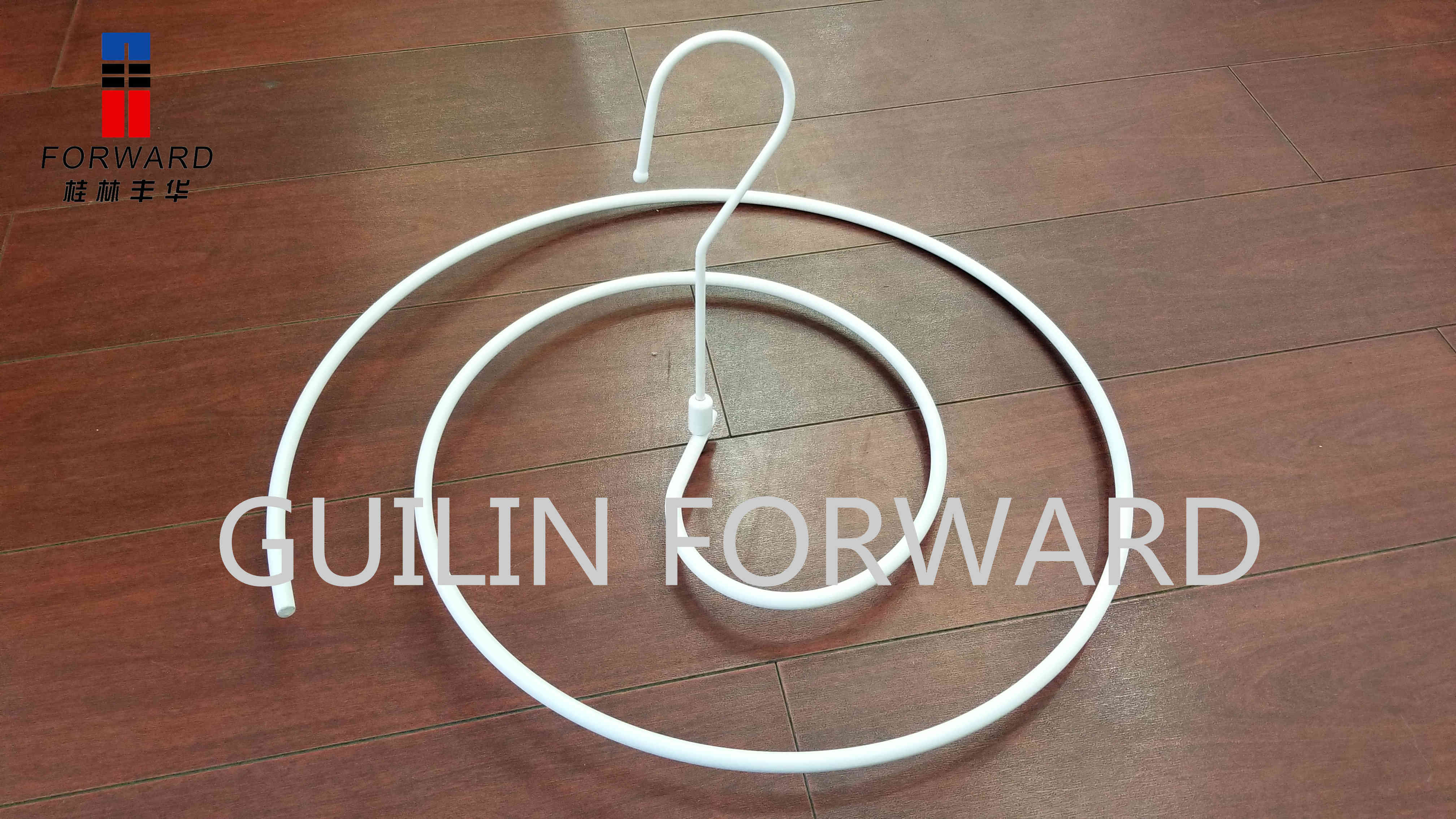 Metal hanger for quilt