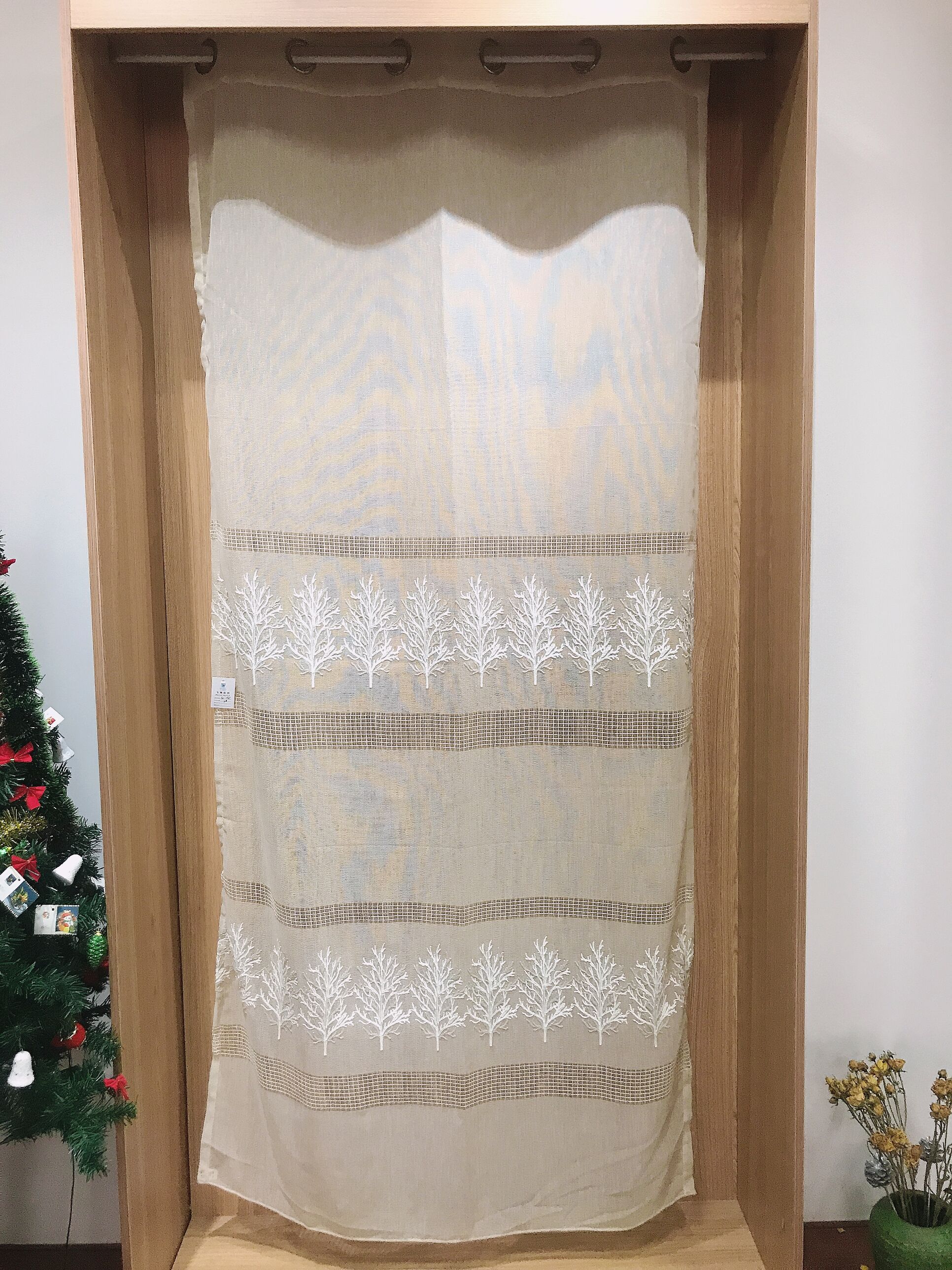Curtain and curtain fabric