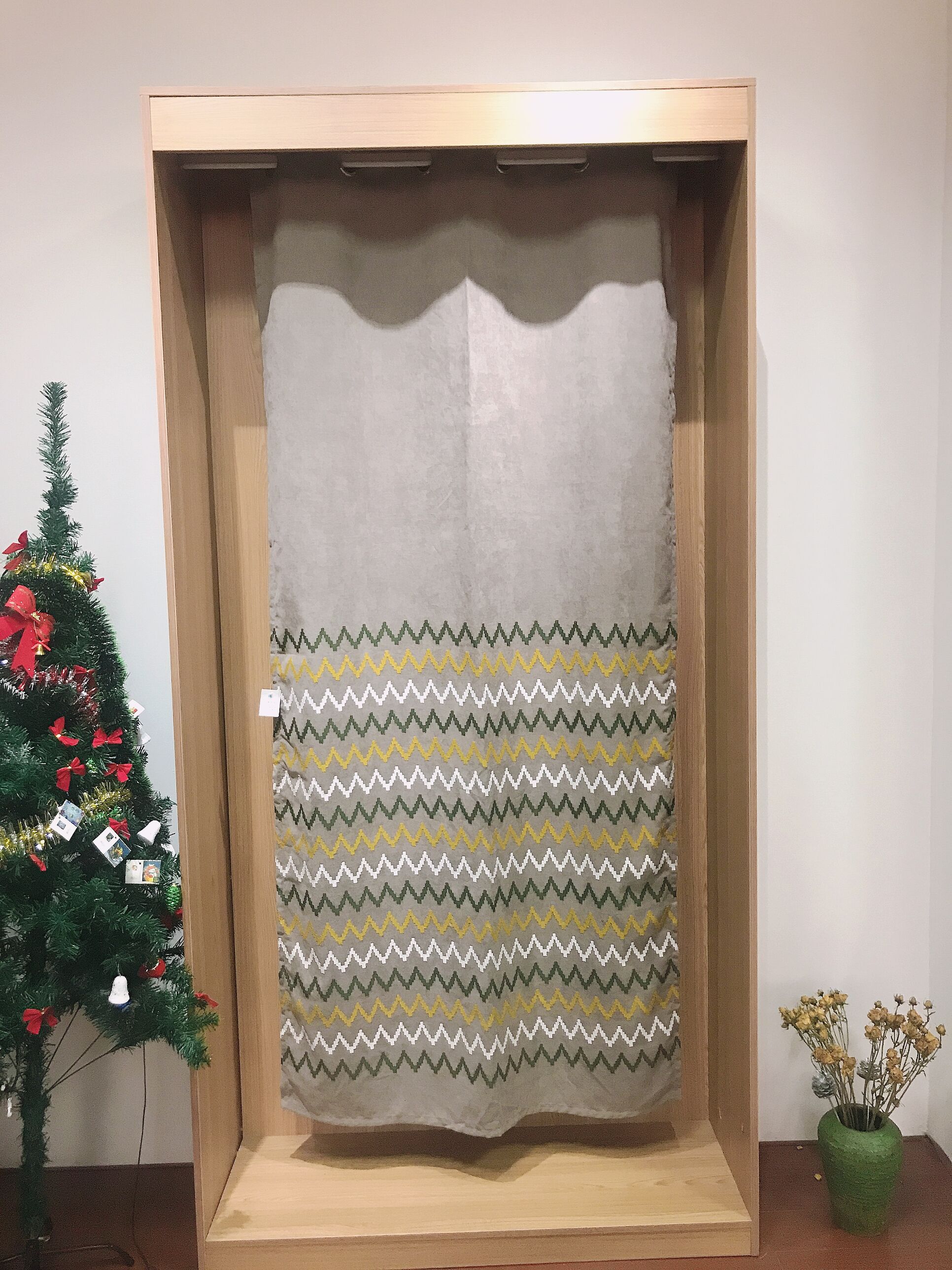 Curtain and curtain fabric