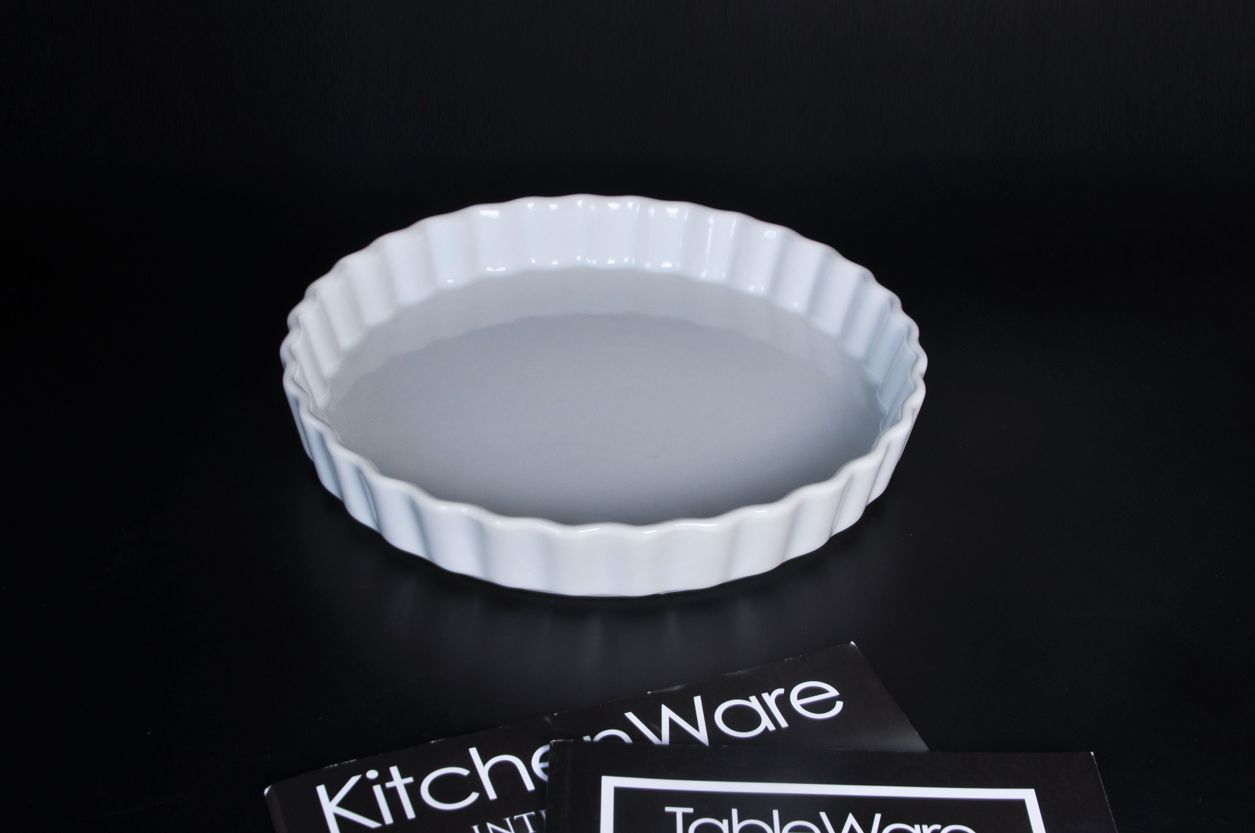 Microwave and dishwasher-safe round heat-resistant stoneware bakware ceramic baking tray