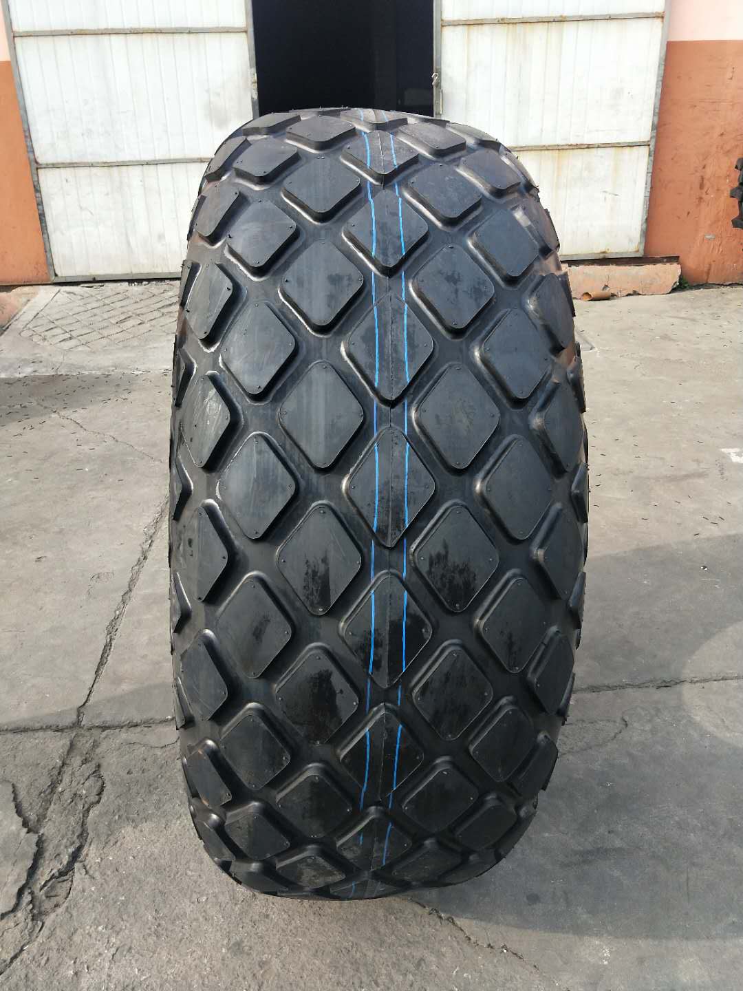 QINGDAO HONGCHI TYRE CO.,LTD – llanta de caucho 2