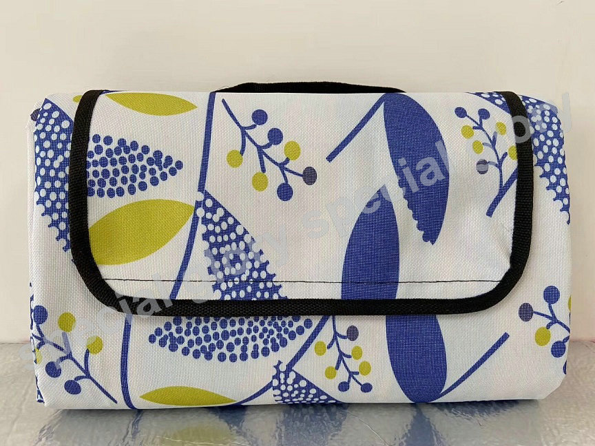 picnic blanket; travelling blanket