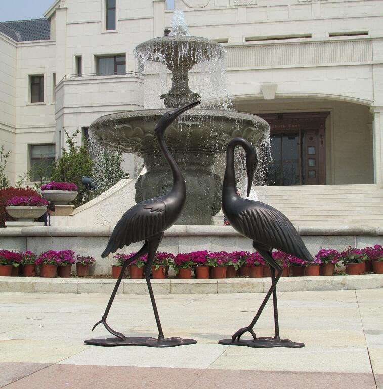 Cast aluminum large love couple crane for garden decoration