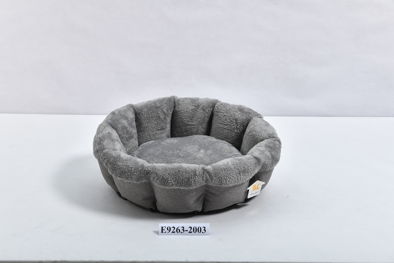 Round pet bed