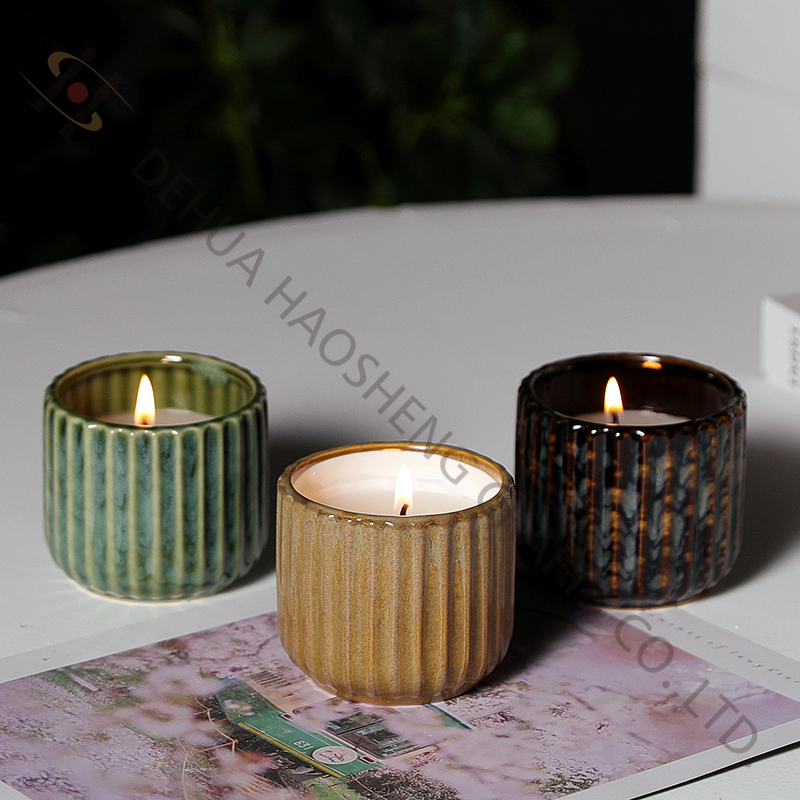 Concave vertical bar candle holder