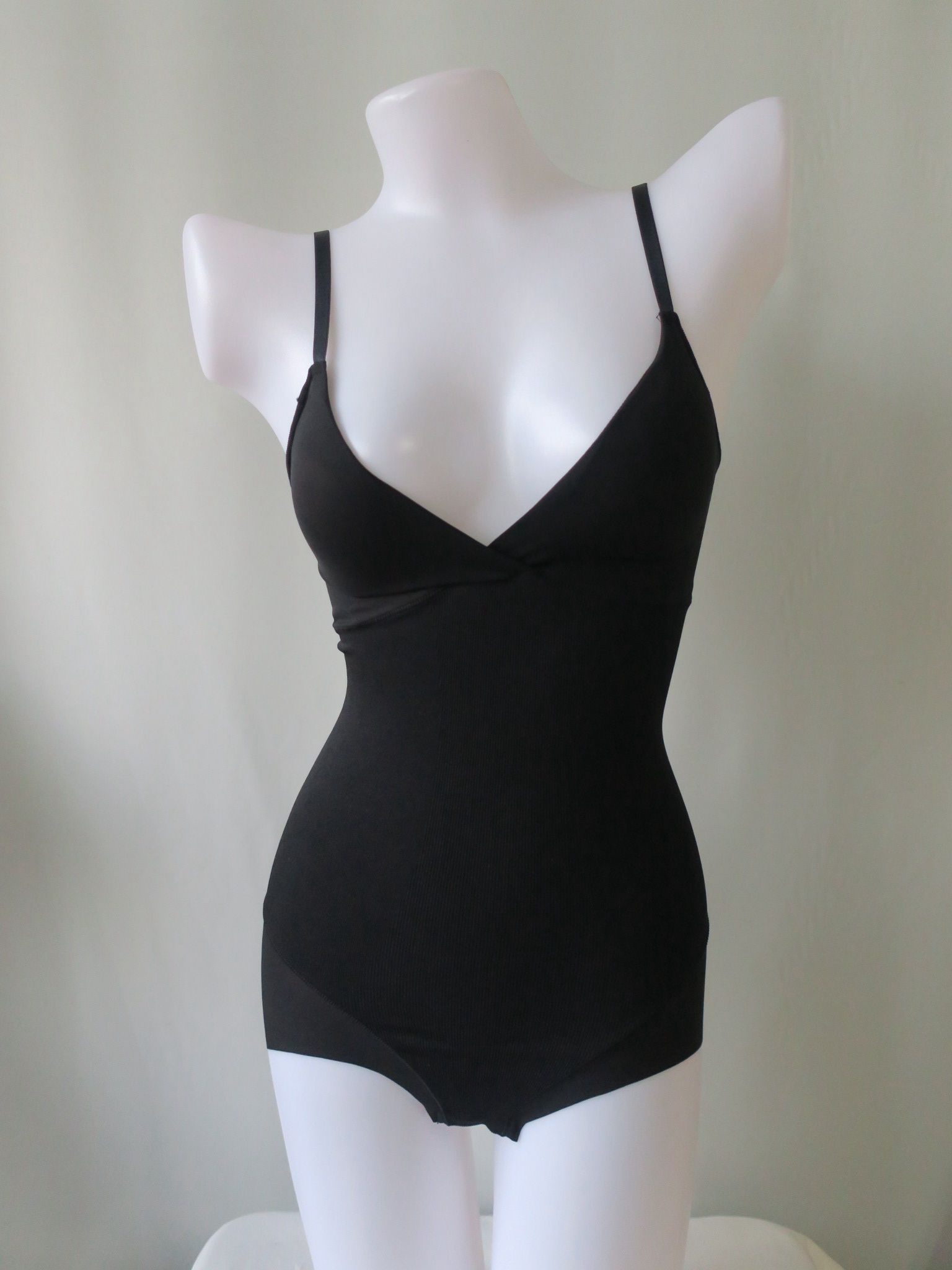 Seamless +laser cut fabric sharewear