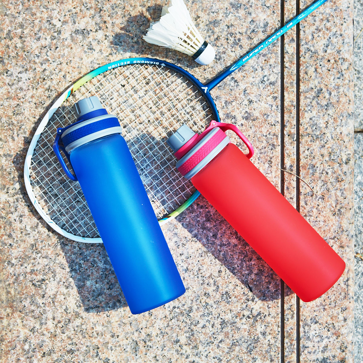 Borosilicate glass water bottle with spray silicone sleeve