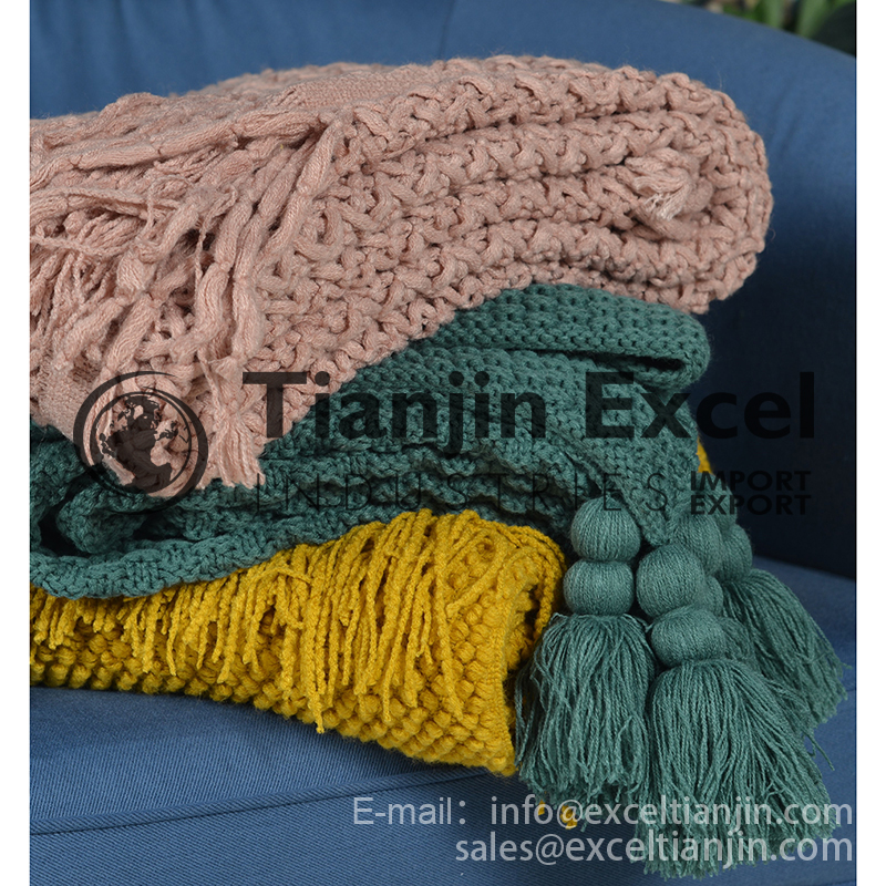 00000AA1-6 acrylic throw with fringes