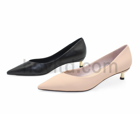 Leather shoes with low heel and pointed toes