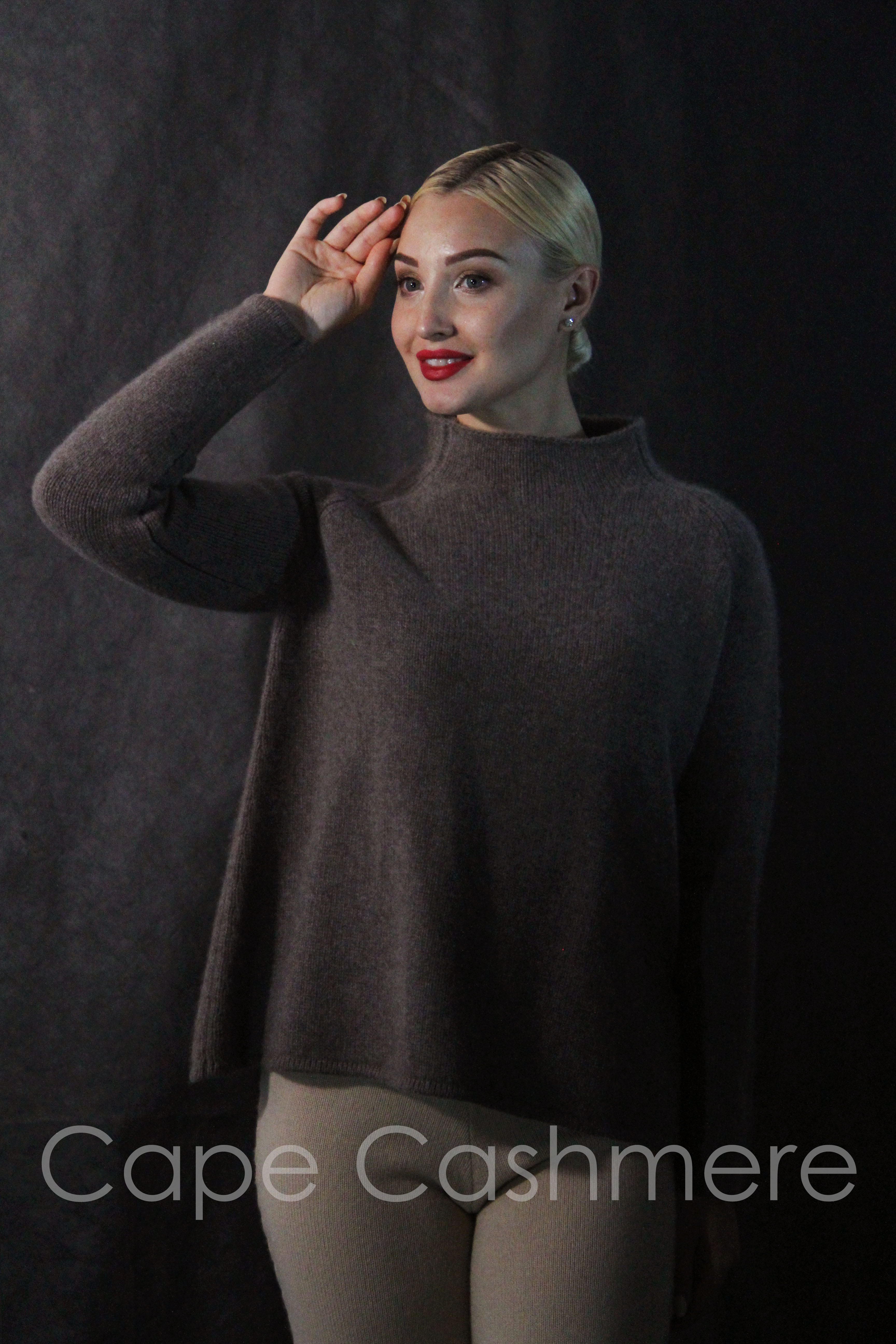 Cashmere sweater with round neck