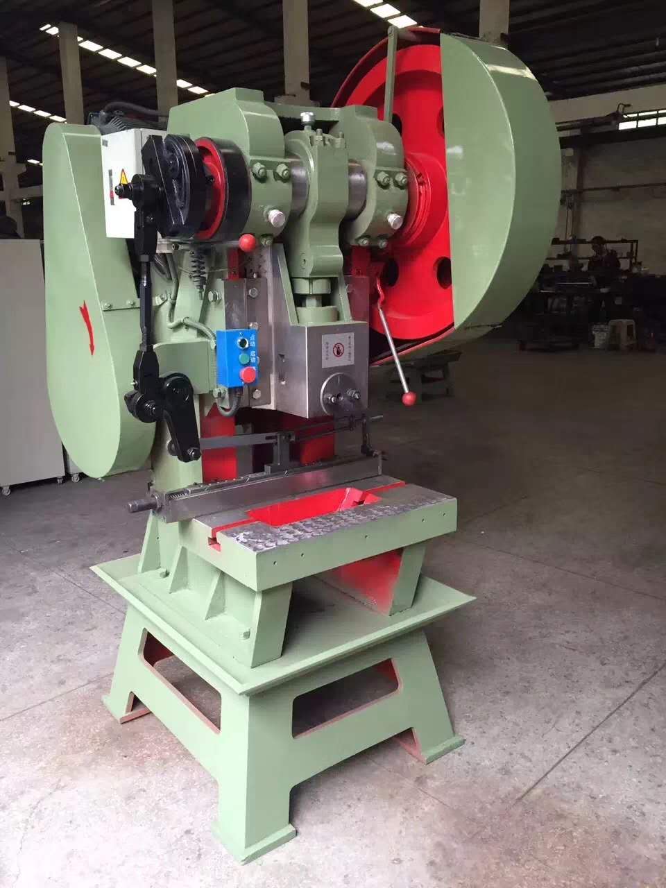 Eyelet making machine