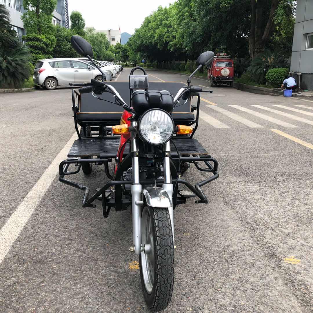 Central -axis passenger tricycle
